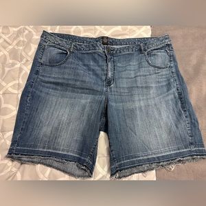 Lane Bryant womens plus size Bermuda Jean shorts, 26, frayed legs, EUC